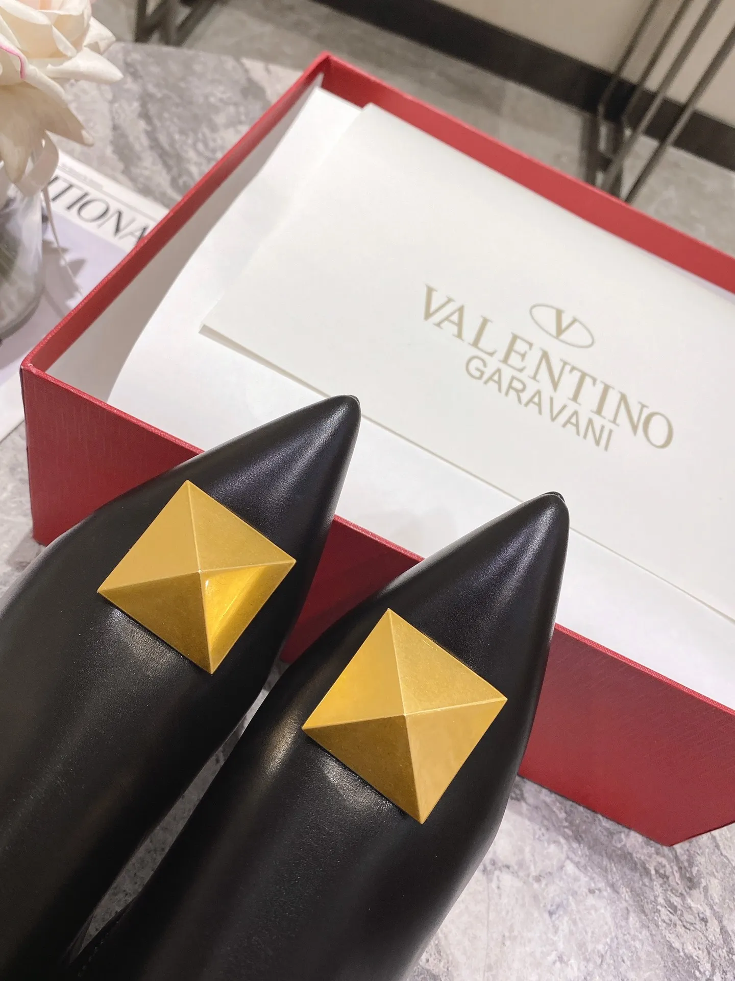 👟👟Ex-factory price 540👟👟 Genuine leather sole +40 [Valentino] Valentino autumn and winter fashion women's boots: comfortable and versatile, making your legs look longer! Fabric: Imported first-layer cowhide ⚡With inner zipper version ⚡The lining and feet are all high-end sheepskin! Outsole: There are two options: non-slip and wear-resistant rubber outsole and Italian leather outsole ~ equipped with Warren's [Pyramid] special buckle that will not rust. Number of yards: 35−41 (customized for sizes 34-42): rubber sole, - genuine leather sole +40